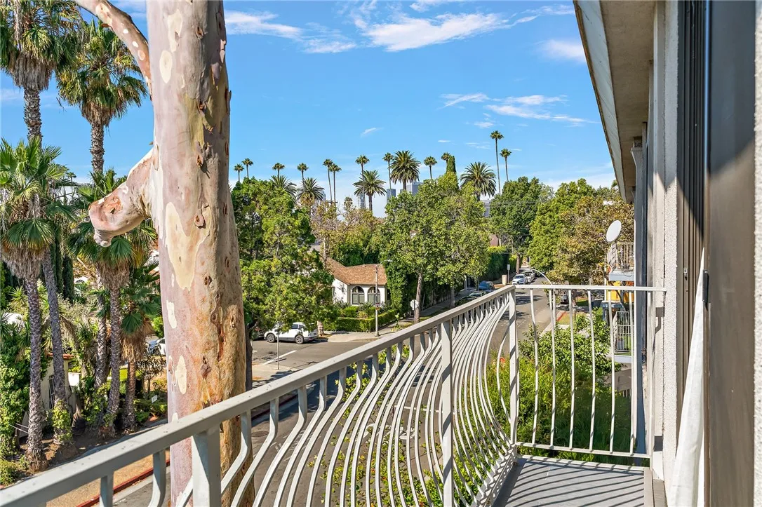 152 S Oakhurst Drive 304, Beverly Hills, California 90212 home-pic-6